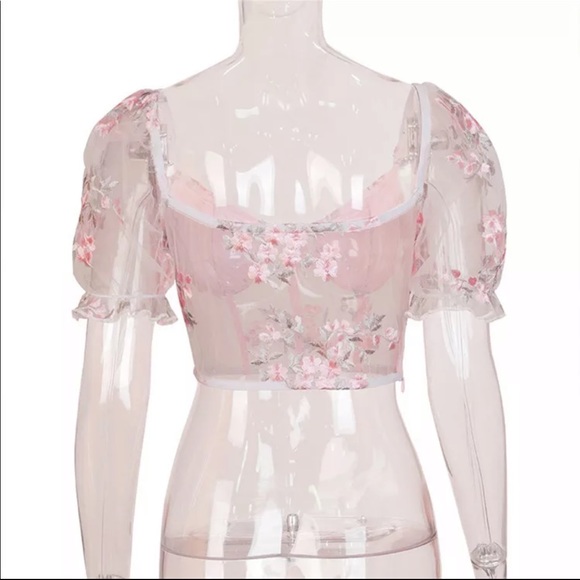 ⭐️ONE LEFT ⭐️ Floral embroidered crop top - Picture 5 of 10